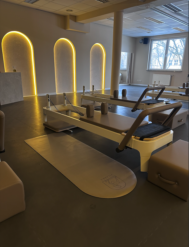 Reformer w studio Pilarka z podświetlonymi łukami